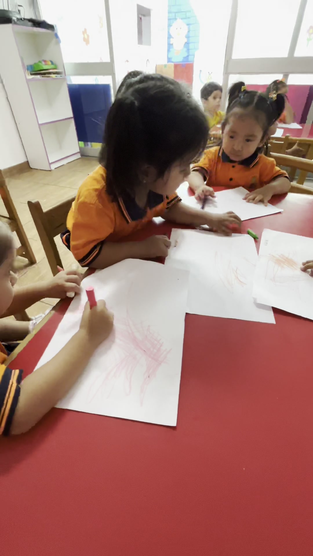 Crianças brincando na aula